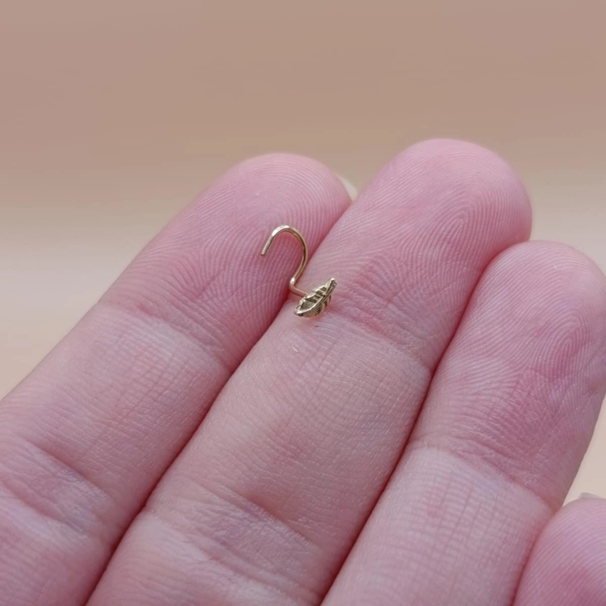 Piercing Ouro 18k Nariz Pena 4.60mm  Piercing Ouro 18k Nariz Pena 4.60mm